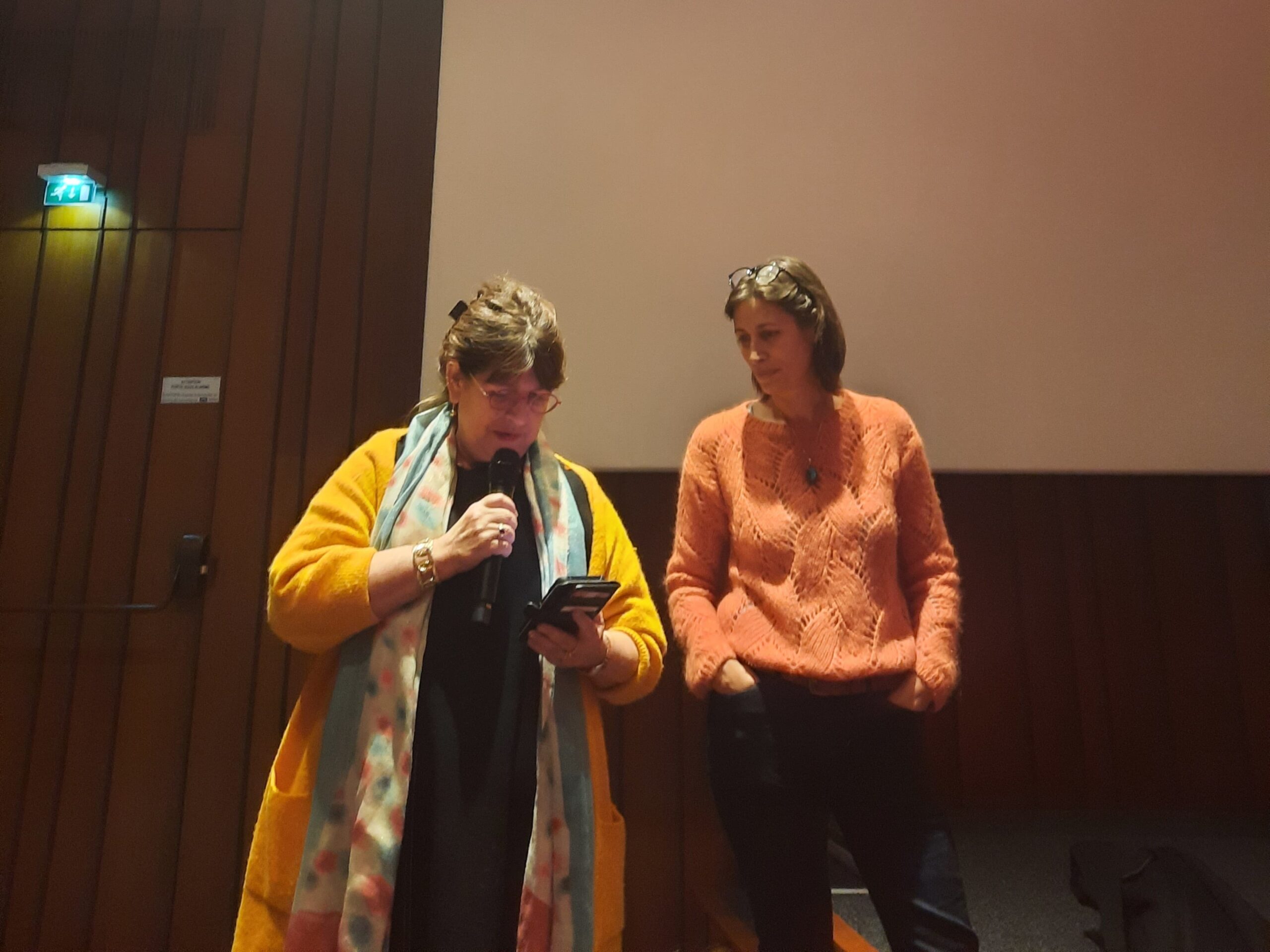 La réalisatrice Clara Bouffartigue et Gladys Mondière, la présidente de la FFPP, lors de la projection du film à l'Assemblée nationale.